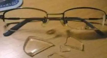 7岁儿子顽皮打碎同学眼镜,妈妈却不当一回事,看到发票后懵了_手机搜狐