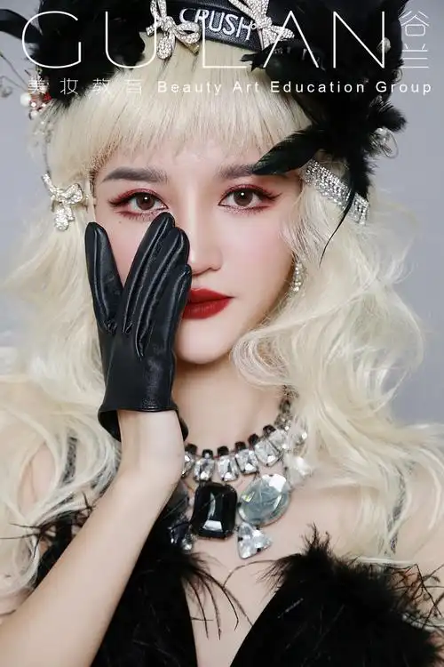 甜酷芭比写真混搭创意妆