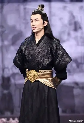 ④束发一半披发