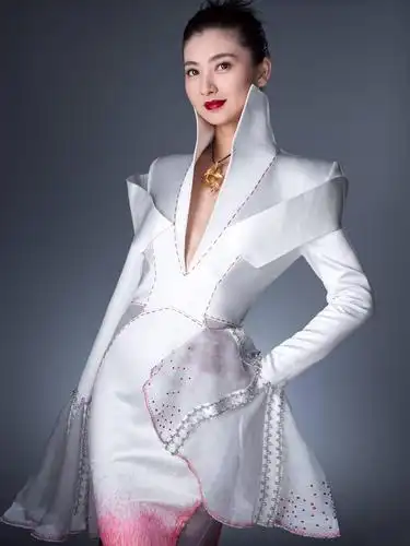 沈眉庄斓曦也高调起来穿裸色礼裙高贵大气丰润身材很迷人