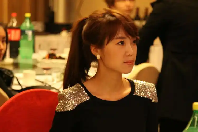 有没有歌手"云朵"的大图,高清的最好!_百度知道