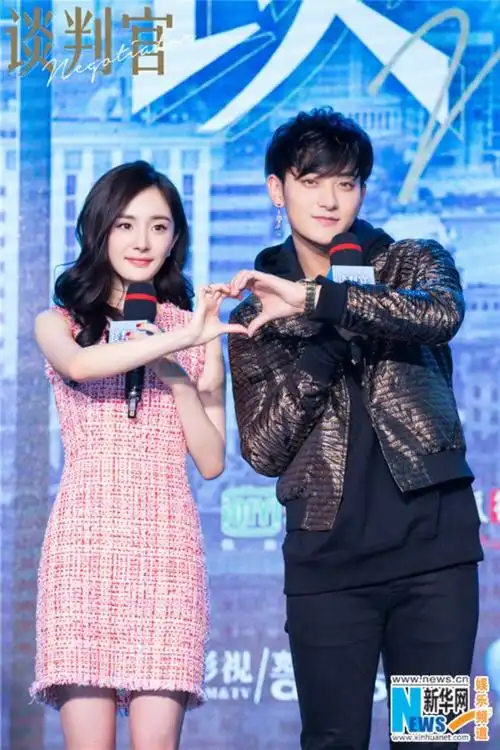 《谈判官》开播 杨幂黄子韬"怼宠"cp甜蜜比心