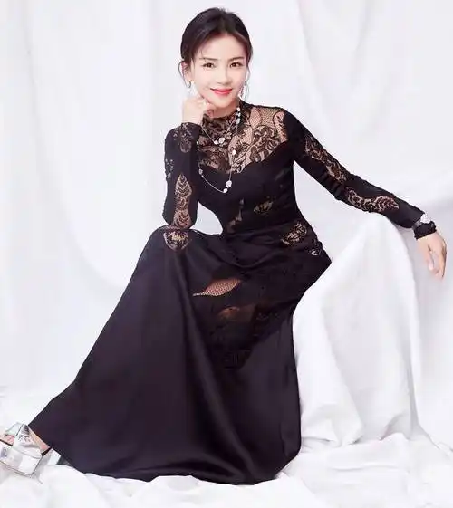 刘涛也开始玩性感,身穿黑色蕾丝裙,40岁了还这么美艳