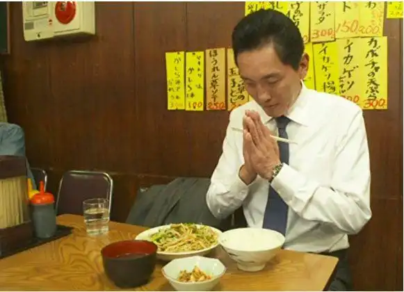 然后料理长就说,日本人吃饭前一定会说「いただきます」,告诉大家「我