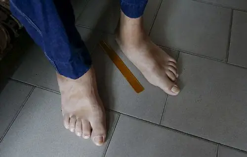 委内瑞拉男子拥有40厘米大脚 打破世界纪录(组图)
