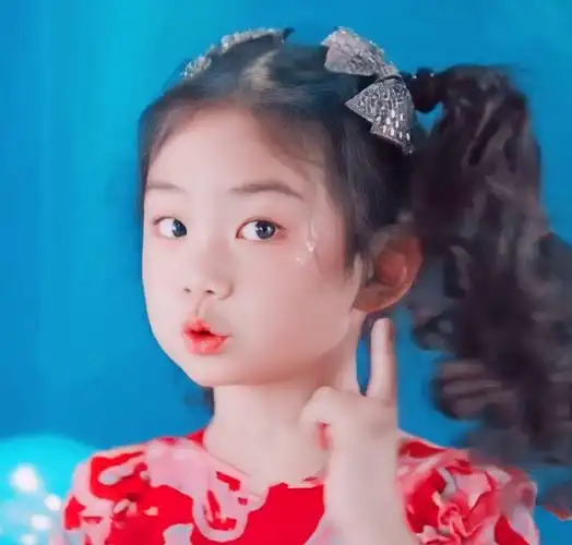 lucky参加钢琴比赛,长发及腰配上公主裙,越来越像戚薇了