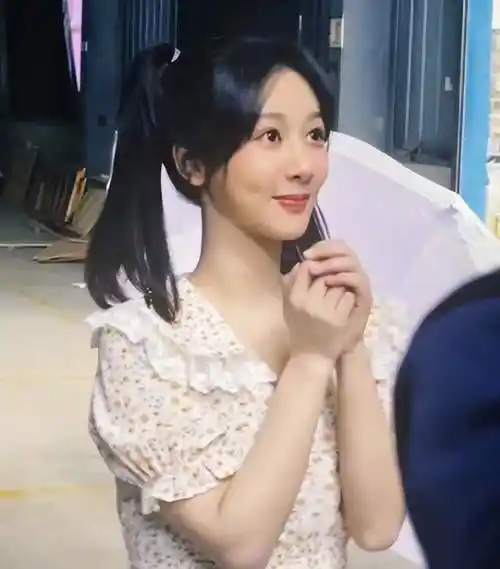 杨紫新剧海报曝光,穿校服演高中生引热议,脸僵和男主年龄差明显_网友