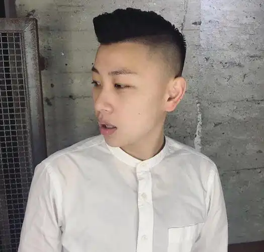 男生夏天别乱剪发型,这几款"两边铲光"发型,干净又帅气