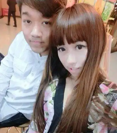 网络上一组尤浩然怀抱美女亲热的照片在网络疯传,疑似尤浩然女朋友的