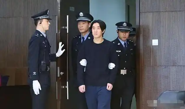 没一点优待6位明星狱中生活房祖名没尊严谢霆锋最惨