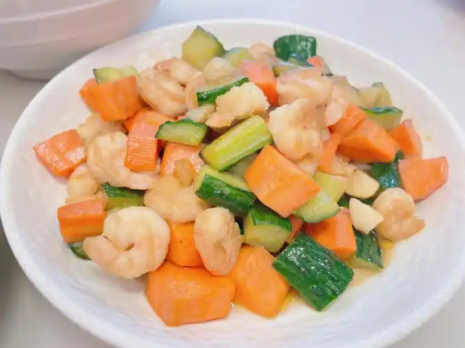 胡萝卜黄瓜炒虾仁