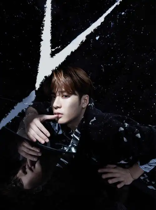 王嘉尔/英文名:jacksonwang/国籍:中国/星座:白羊座血型:o型/身高:175