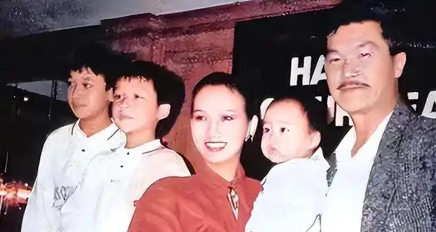 在事业成功的同时,她又遇到了黄锦燊.