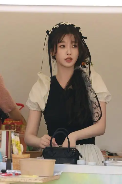 虞书欣身穿法式公主裙搭配侧边发,丝巾的点缀既保留了少女的纯真感,又