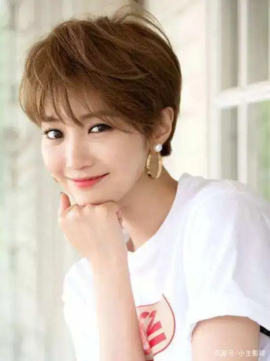 45岁以上的女人别再留羊毛卷黑长直这3种发型减龄好打理