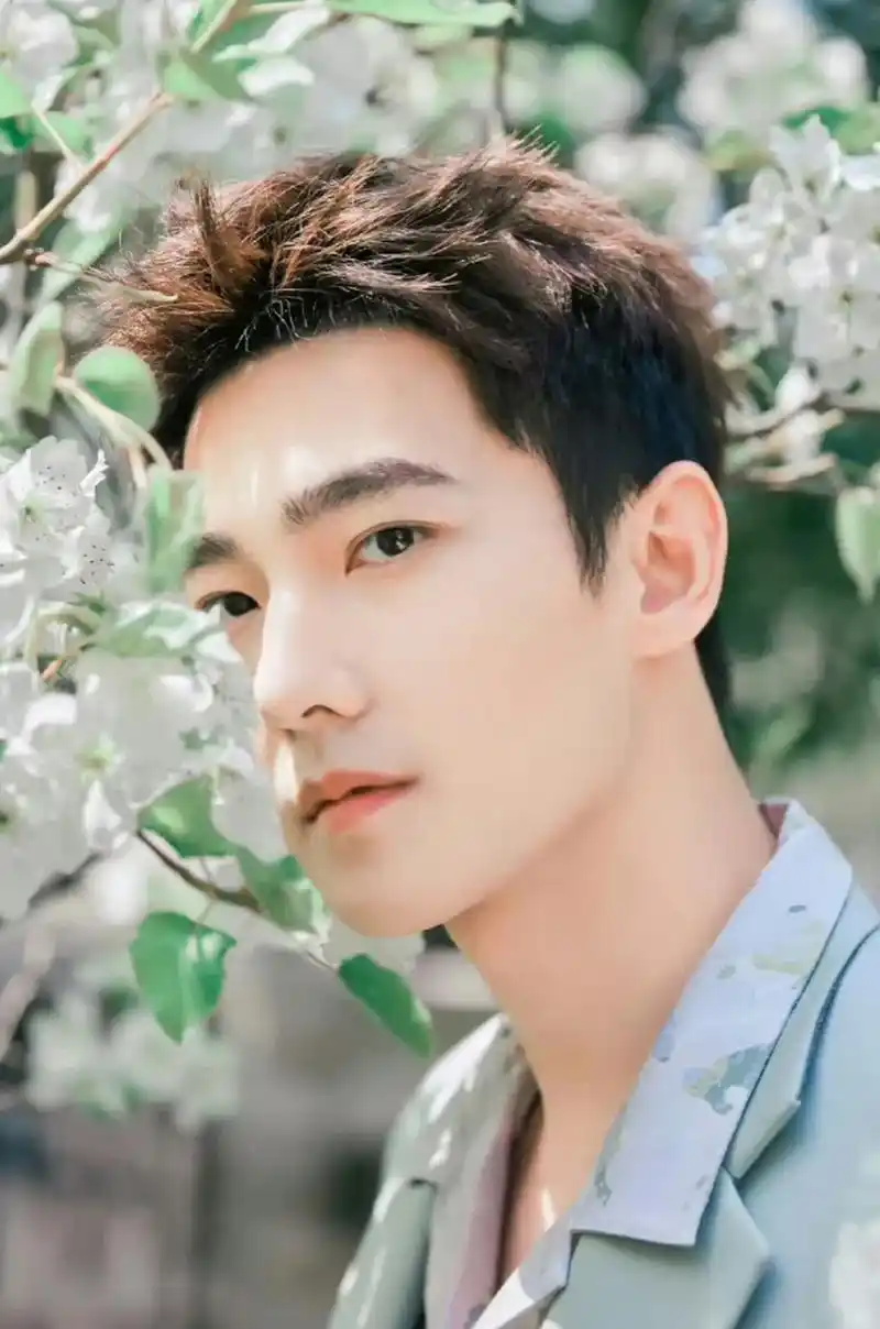 宋茜在节目中爆料,杨洋平时是不紧不慢的性格,努力拍戏搞事业在他身上