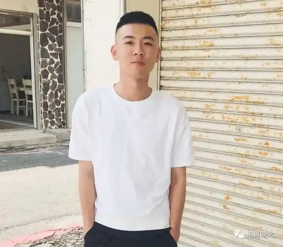 第1款:子弹头发型其实,好看的男生发型不一定需要烫过或者染过,一些