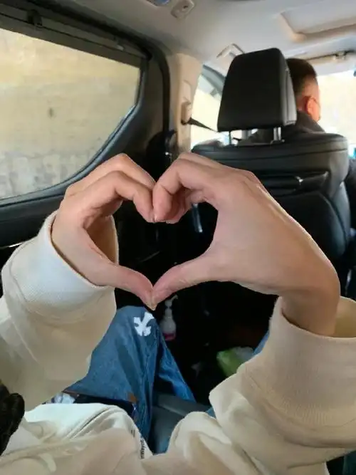 杨颖情人节花式比心##杨颖情人节用脸比心随拍