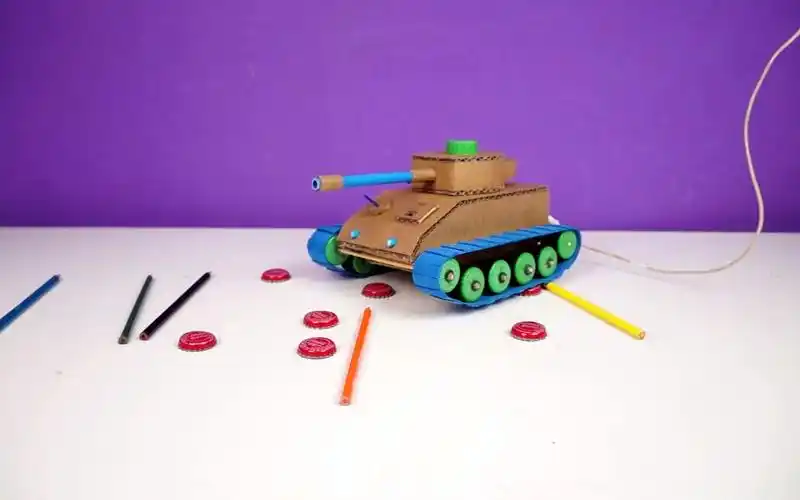 变废为宝废旧的纸壳不要丢制作个遥控小坦克送给孩子做礼物