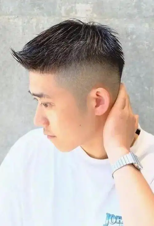 首页 男生发型 男生短发 矮个男生两边铲短头发示范 显高帅气短卷发