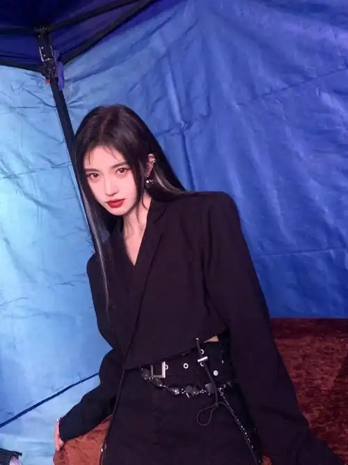 鞠婧祎晒私照库存穿西装露大长腿电眼迷人