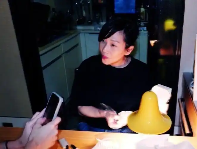 常石磊将林忆莲的美和温柔拍的正正好,暖色调的照片更是让人感觉到