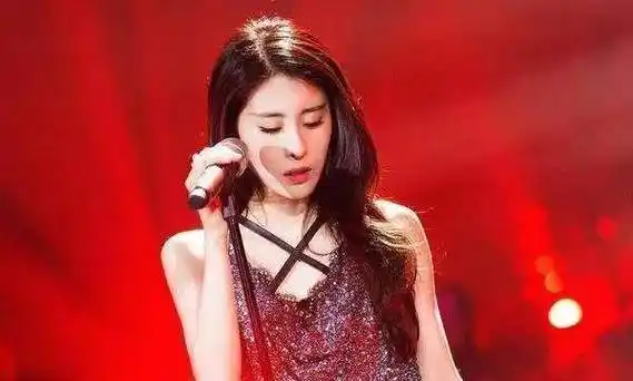 据说当初吴莫愁出道后就签了灿星,被捧成灿星一姐活动代言不断,吴莫愁