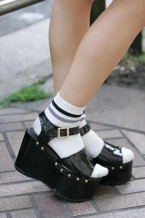 凉鞋搭配袜子,看看模特是怎么穿搭