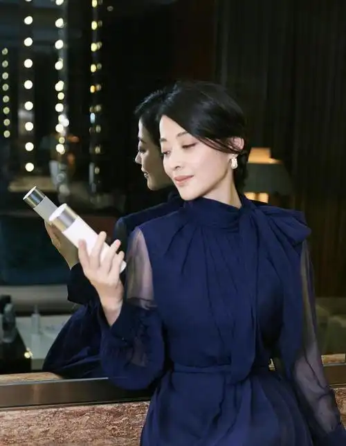 46岁的梅婷身材和气质超赞穿薄纱外套搭配包臀半身裙高贵典雅