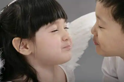 小男孩在幼儿园亲了小女孩,俩妈妈反应截然不同