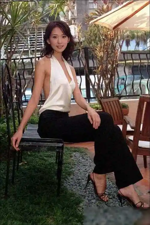 林志玲日本被偶遇:身材变化引关注,行头超万,对老公卑躬屈膝