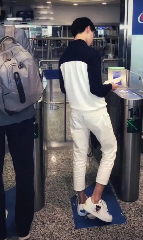 王俊凯工作室 多发爱看##天王的爸天后的妈破碎的家庭顶流的他