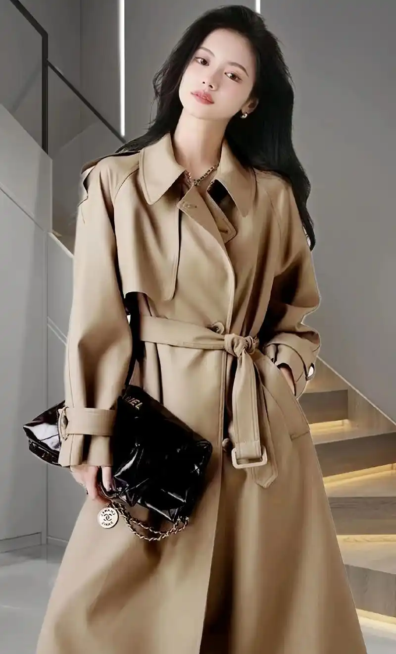 《时尚女款风衣:2024春秋新款的魅力》  2024年春秋新款女式风衣,将