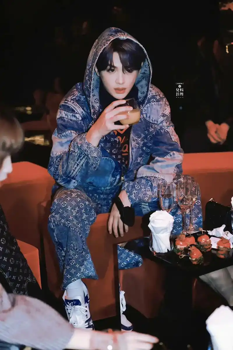 黄明昊 #蓝发 yyds呜呜呜呜呜呜!@抖音小助手 @ - 抖音