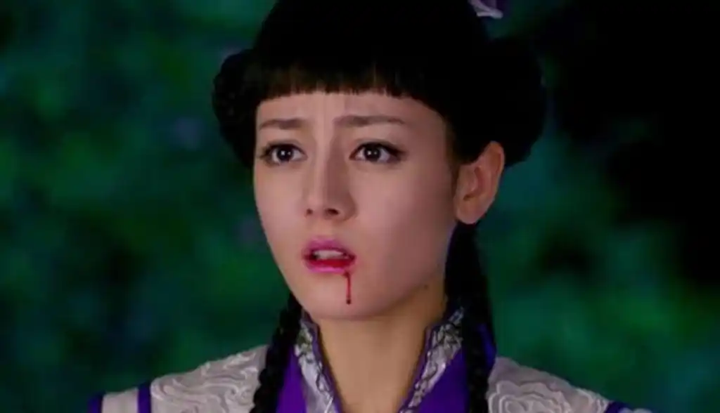 演吐血戏也很美的女星:杨幂揪心,唐嫣无法超越,热巴让人认不出