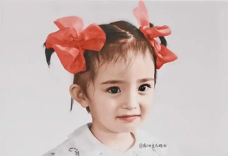 杨幂小时候的高清照,鼻梁优越眉眼是真绝,倒立洗头也太调皮了吧