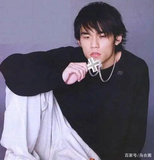 周杰伦出道20年发旧照,小鲜肉变"周胖子",粉丝:是奶茶的错