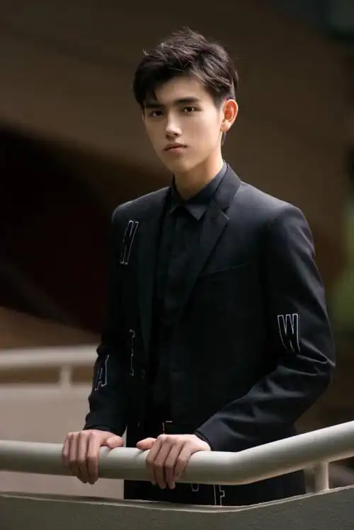 陈飞宇,2000年4月9日出生,中国内地男演员,就读于美国泰伯学院.