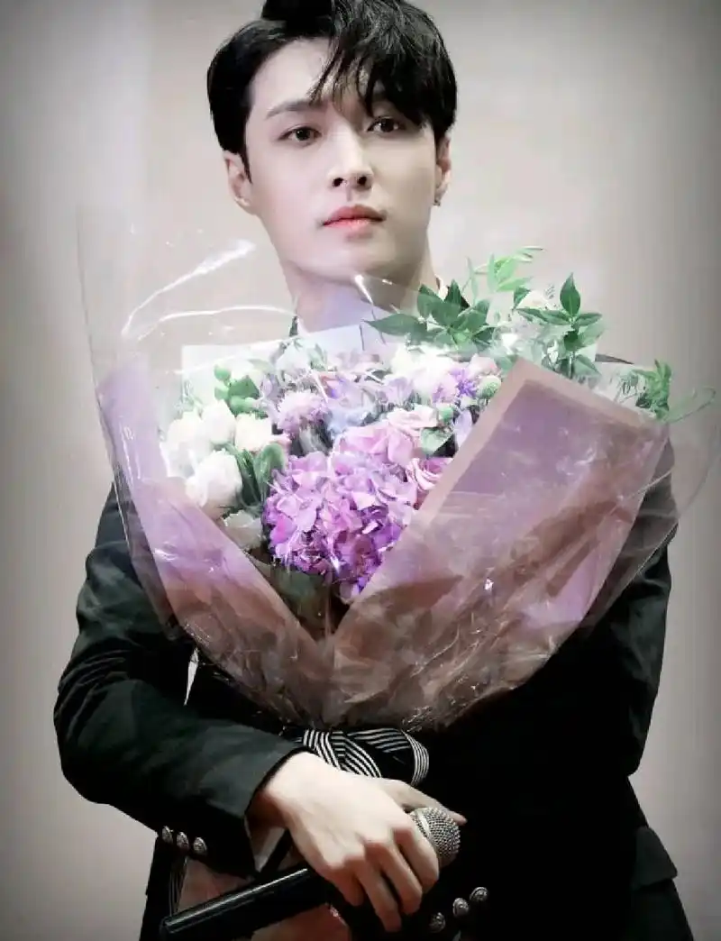 反转剧情#张艺兴 抱着在机场收到的花回到家,只见#吴世勋 慵 - 抖音