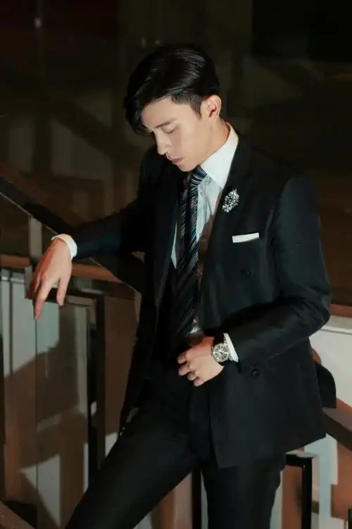 邓伦#此时此刻超级想看老公穿西装  今年生日可以拥有新的西装小王子