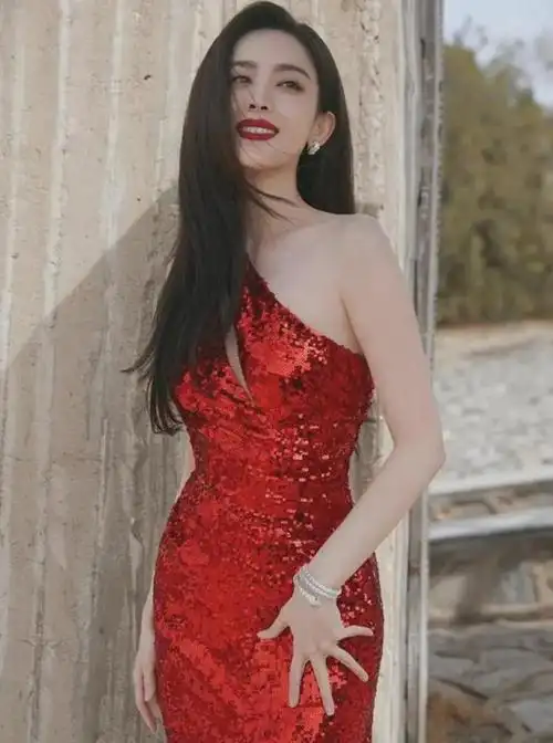 被古力娜扎机场街拍惊艳到了简约黑酷装舒适时尚又好看