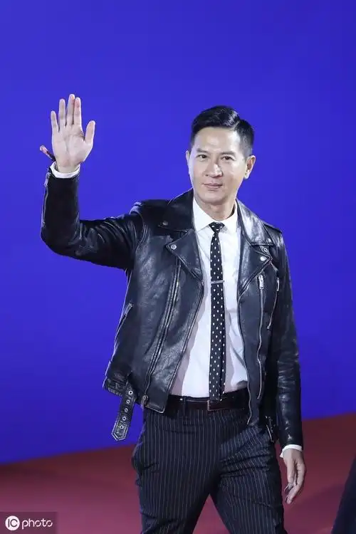 张家辉"渣渣辉"出席活动,帅气成熟