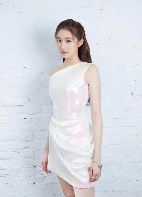 影视作品有《好先生》,《甜蜜暴击》的关晓彤,北京人,身高172.4cm.