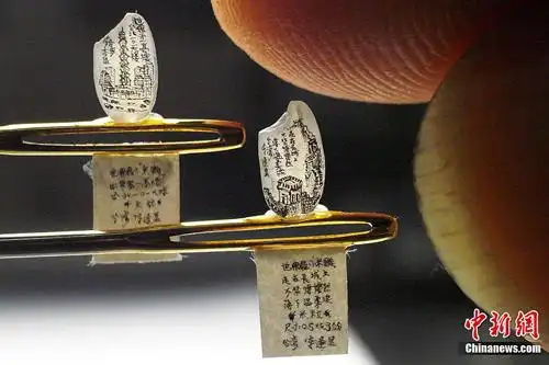 台湾微雕家雕刻堪称世界最小陶瓷茶壶