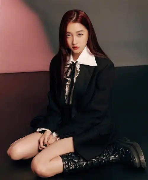 关晓彤穿白袜秀大长腿怀里还抱了只猫卖萌新片出演图兰朵公主