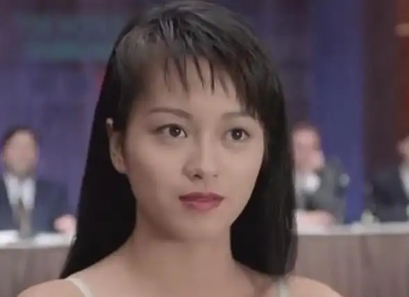 而梁咏琪的这张长发美照也是她在参演《赌神3之少年赌神》中扮演的