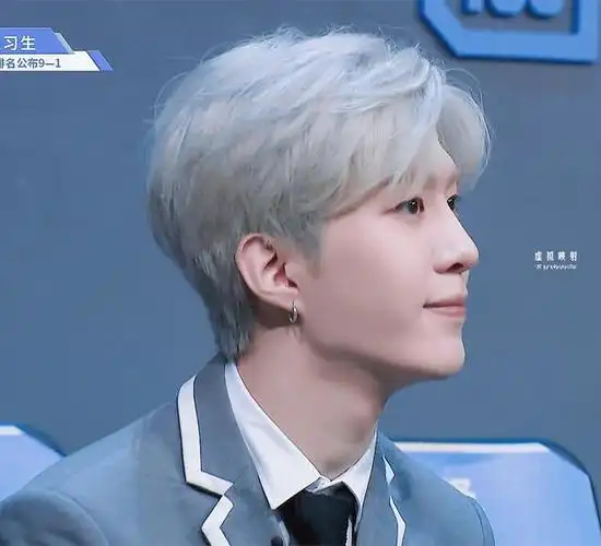 范丞丞晒白发自拍