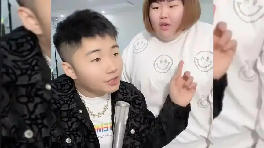 网红大咖秀白小白问网友请告诉我,一样吗