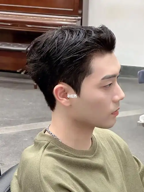 这款男生精致鬓角短发不要错过男士服帖烫