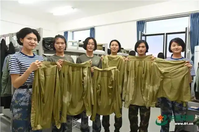 实拍!阅兵训练场上女兵方队的一天